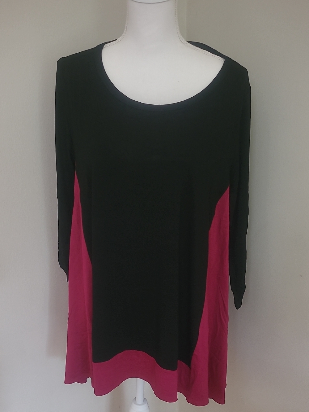NWT! Avenue Elsa Tunic Black/Berry. Size 18/20 - Picture 2 of 4